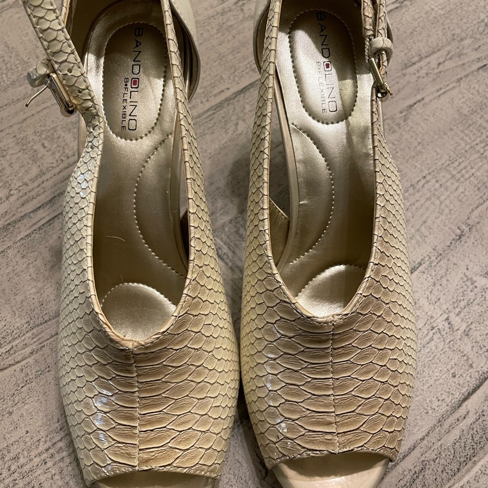 Bandolino Ivory 3” peep toe heels with buckle strap